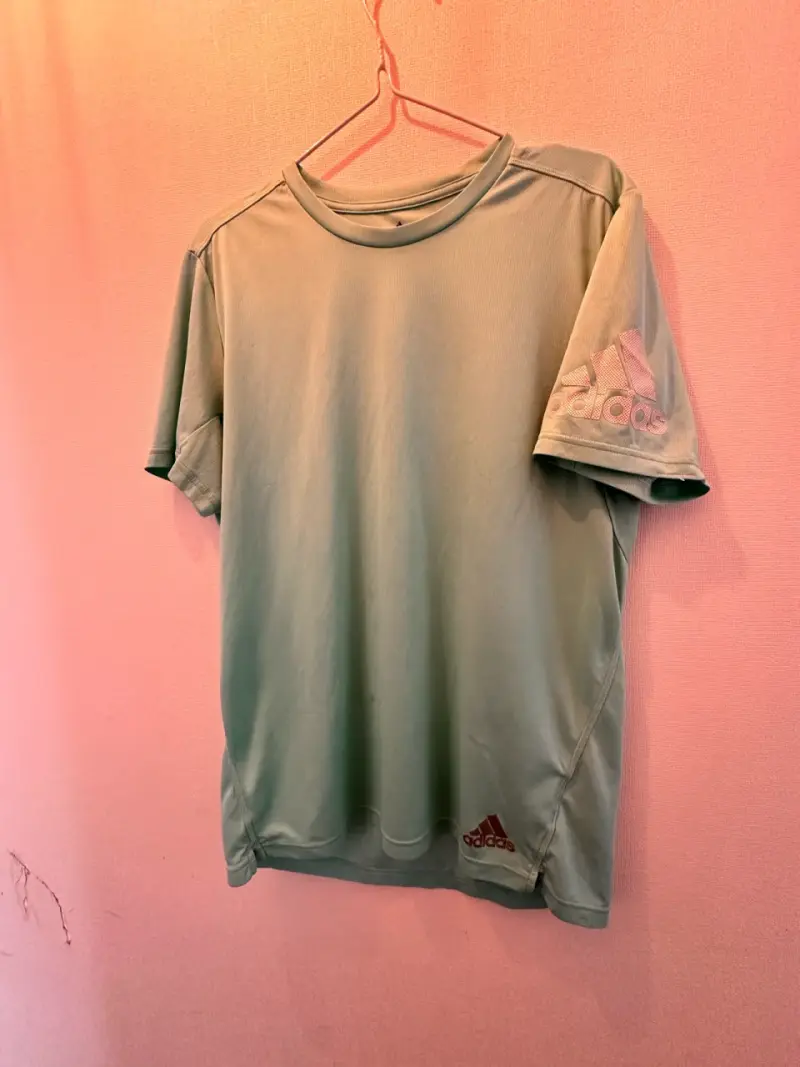 Polera deportiva Adidas verde para hombre