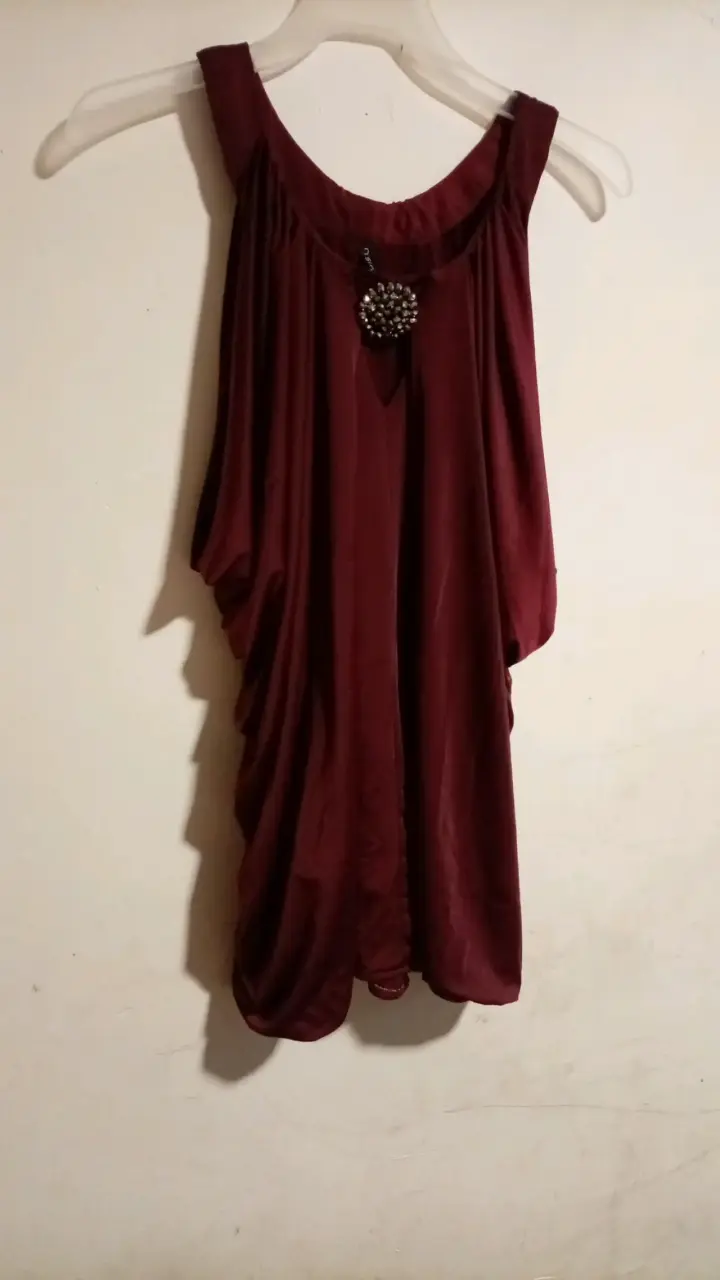 Vestido corto negro elegante con detalle en el pecho - 1