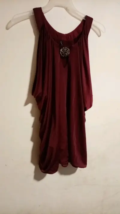 Vestido corto negro elegante con detalle en el pecho - miniatura 1