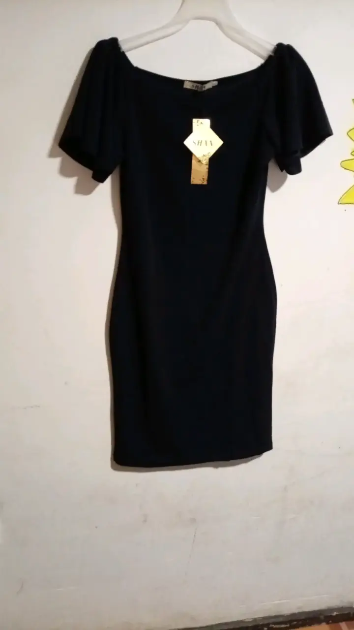 Vestido corto negro elegante con detalle en el pecho - 2
