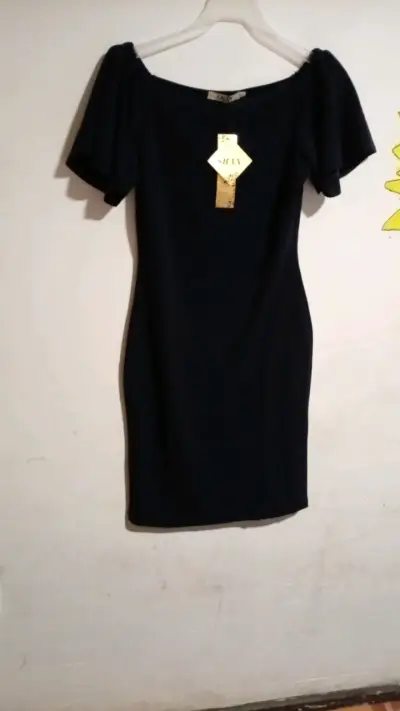 Vestido corto negro elegante con detalle en el pecho - miniatura 2