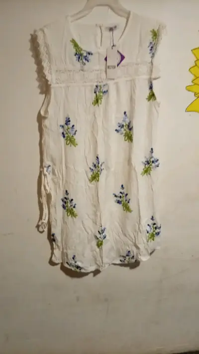 Vestido corto negro elegante con detalle en el pecho - miniatura 3