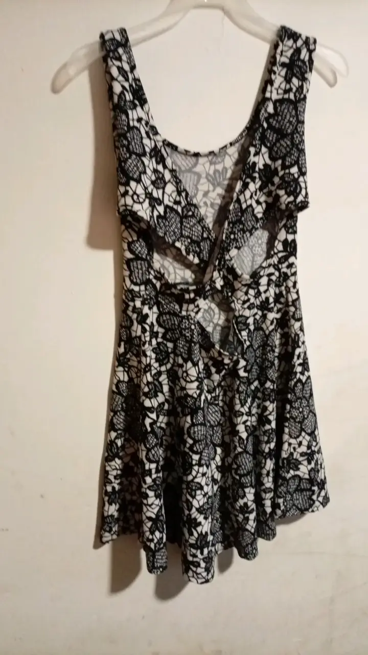 Vestido corto negro elegante con detalle en el pecho - 4