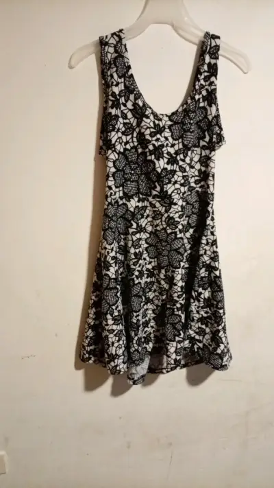Vestido corto negro elegante con detalle en el pecho - miniatura 5