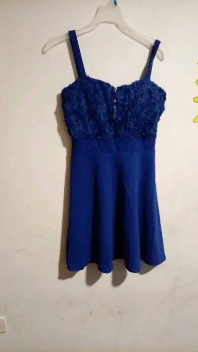 Vestido azul con diseño floral en relieve - miniatura 1
