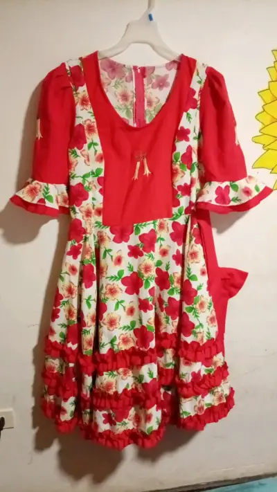Vestido azul con diseño floral en relieve - miniatura 3