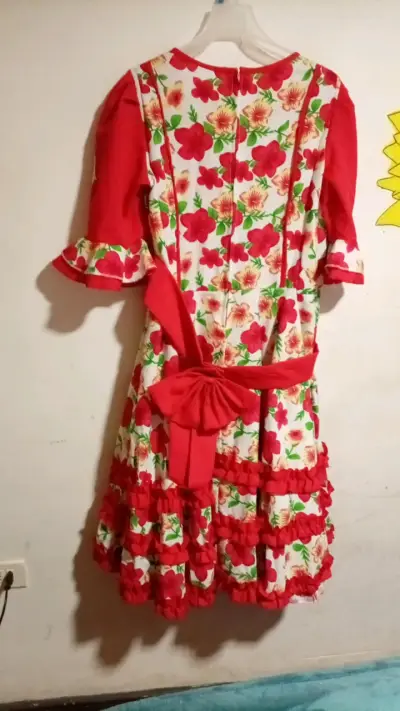 Vestido azul con diseño floral en relieve - miniatura 4