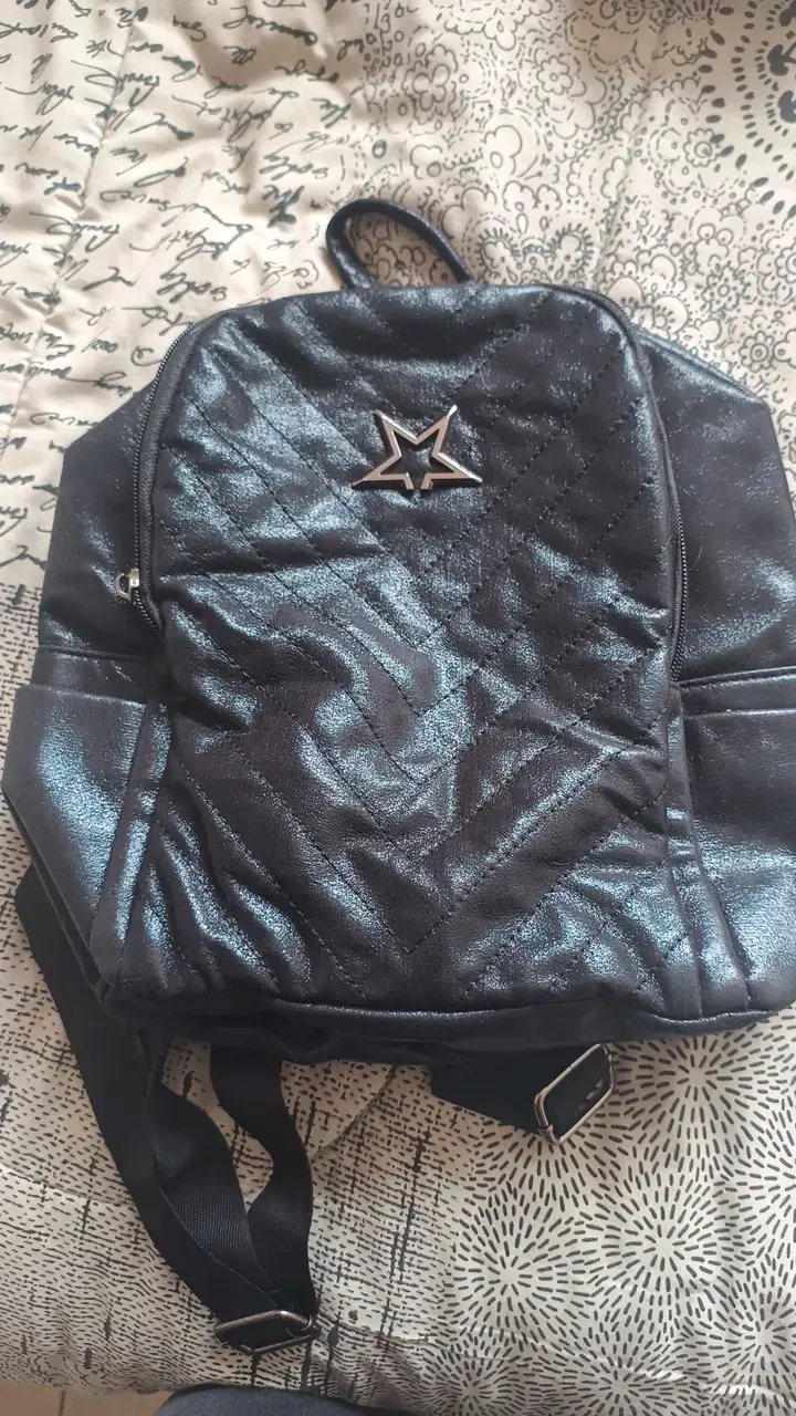 Mochila negra con diseño de estrella metálica - 1
