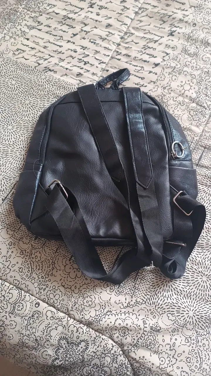 Mochila negra con diseño de estrella metálica - 2