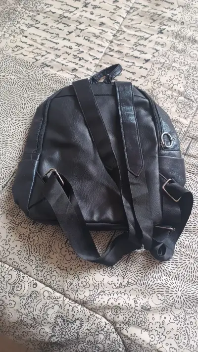 Mochila negra con diseño de estrella metálica - miniatura 2