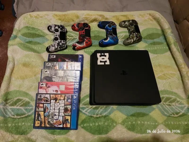 Consola PS4 con 4 controles y 5 juegos - 1