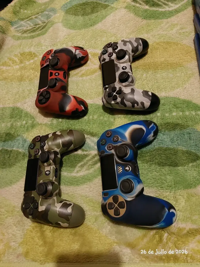 Consola PS4 con 4 controles y 5 juegos - 2