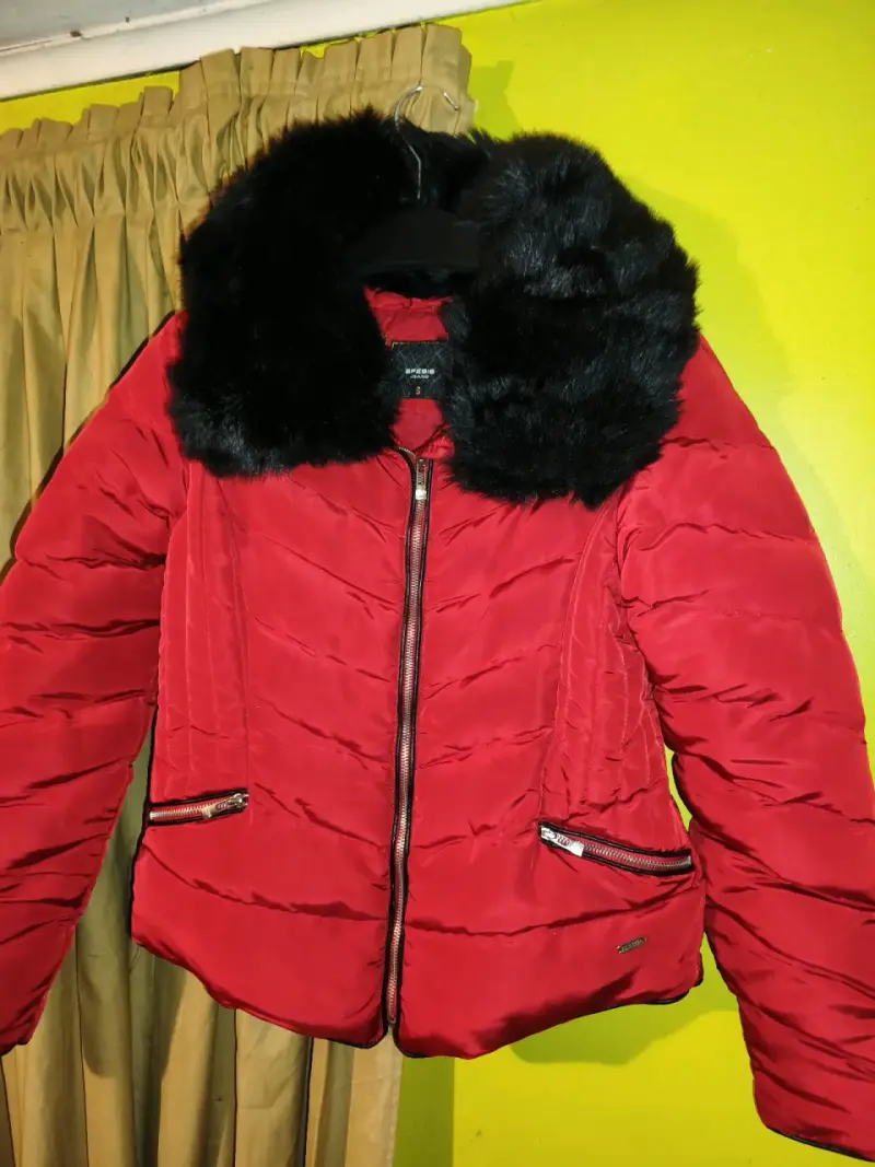 Chaqueta de invierno roja con cuello de piel sintética - 1