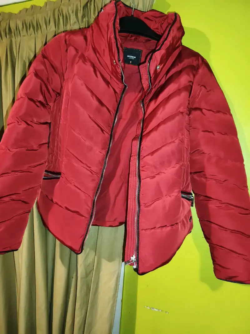 Chaqueta de invierno roja con cuello de piel sintética - 3