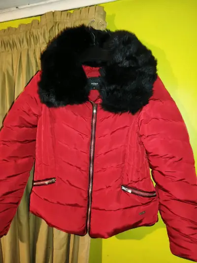 Chaqueta de invierno roja con cuello de piel sintética - miniatura 1