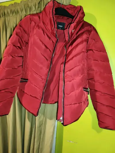 Chaqueta de invierno roja con cuello de piel sintética - miniatura 3