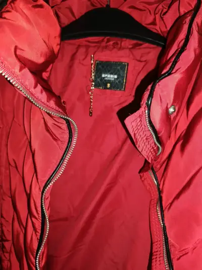 Chaqueta de invierno roja con cuello de piel sintética - miniatura 4