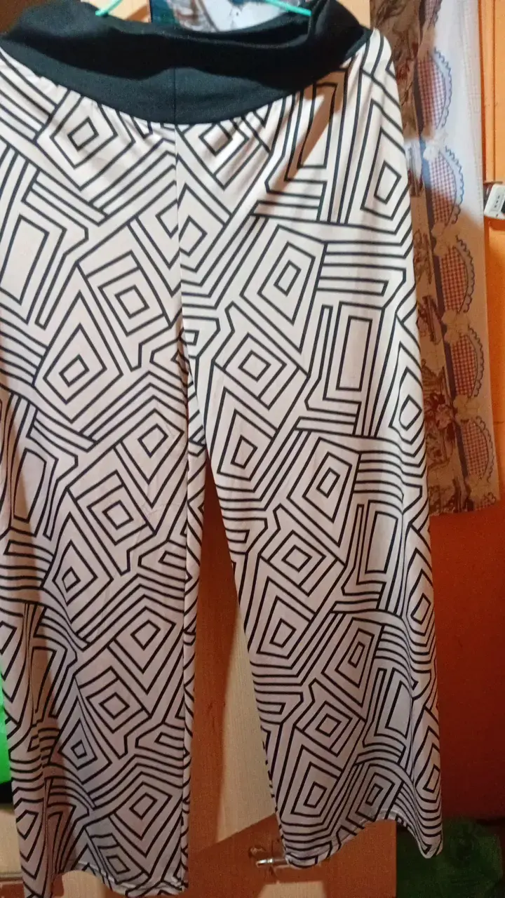 Pantalones de mujer con diseño geométrico