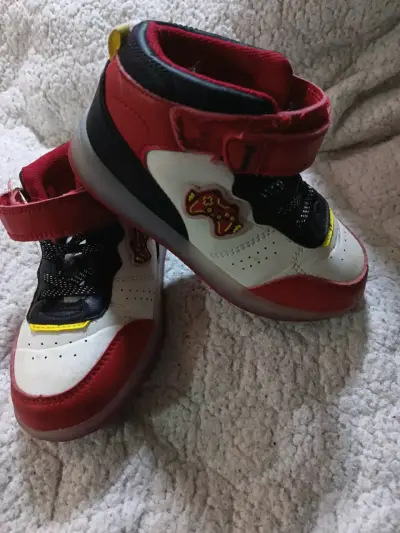 Zapatillas deportivas infantiles rojas y negras - miniatura 1