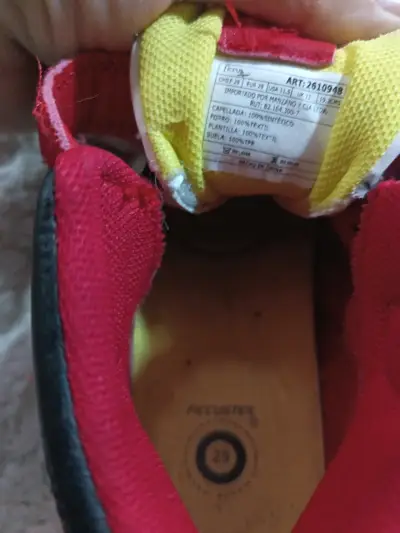 Zapatillas deportivas infantiles rojas y negras - miniatura 2