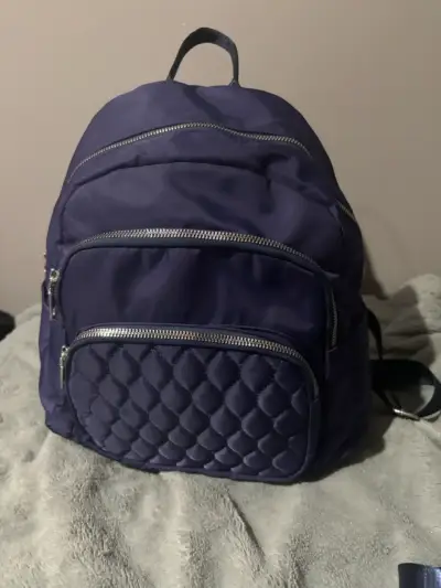 Mochila azul con diseño acolchado y múltiples bolsillos - miniatura 1