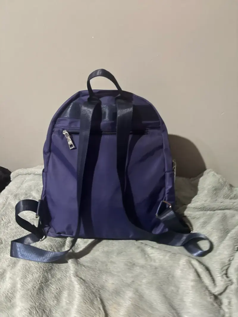 Mochila azul con diseño acolchado y múltiples bolsillos - 2