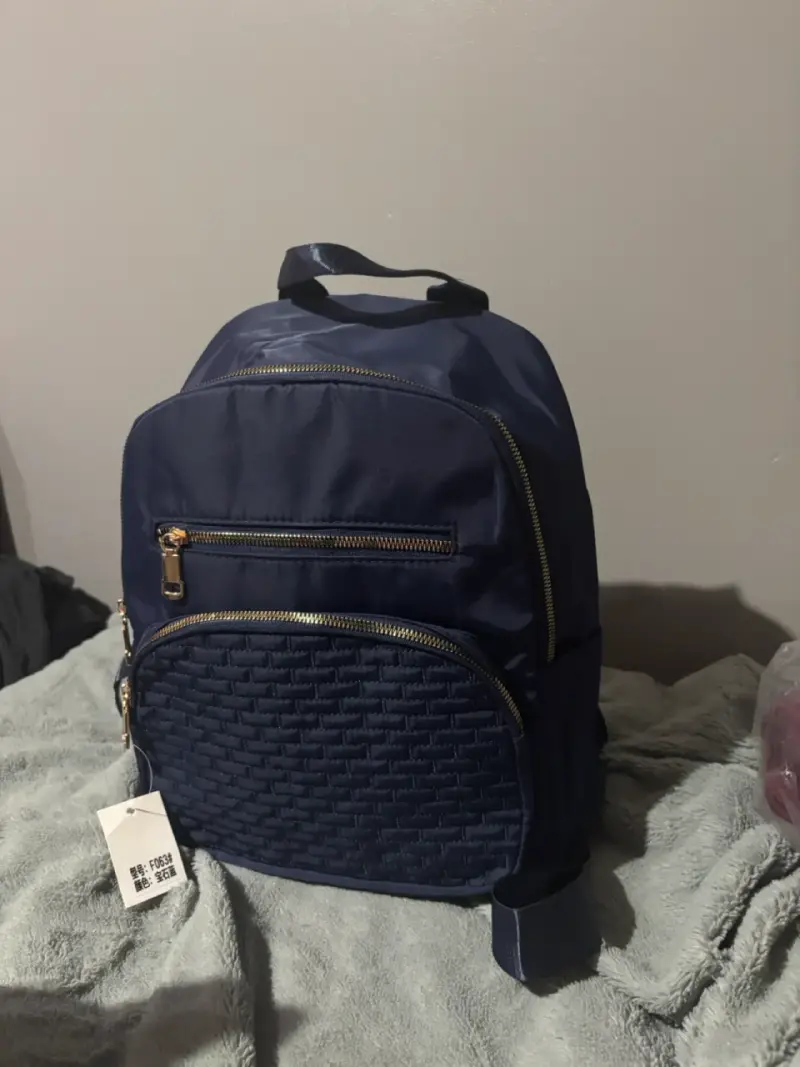 Mochila azul con diseño tejido y múltiples bolsillos - 1