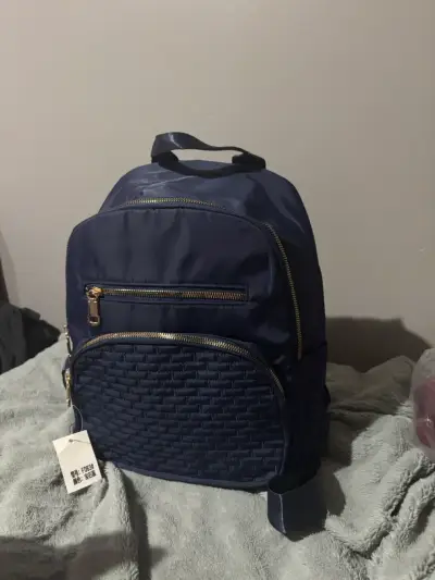 Mochila azul con diseño tejido y múltiples bolsillos - miniatura 1