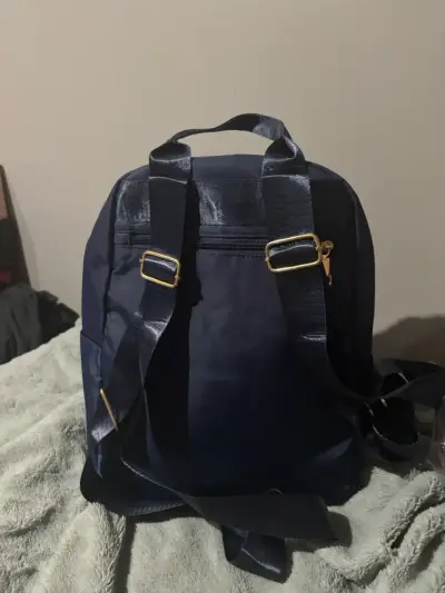 Mochila azul con diseño tejido y múltiples bolsillos - miniatura 2