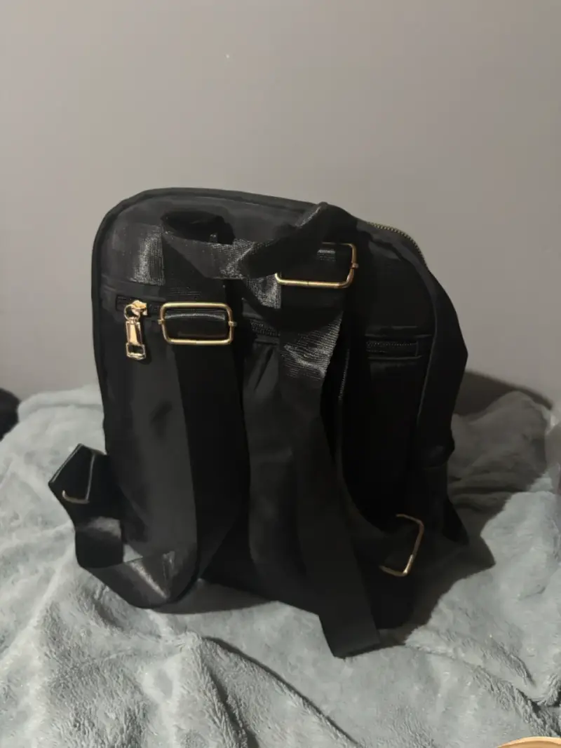 Mochila negra con diseño acolchado y cierres dorados - 2