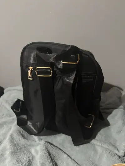 Mochila negra con diseño acolchado y cierres dorados - miniatura 2