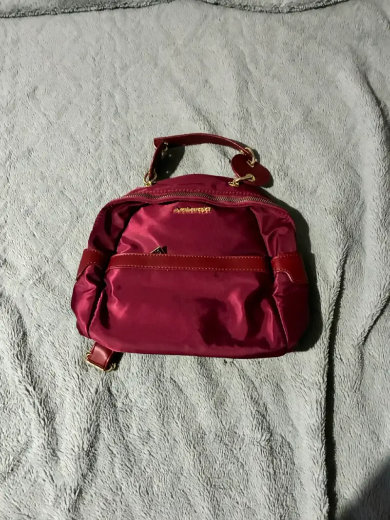 Mochila pequeña roja con detalles dorados - 1