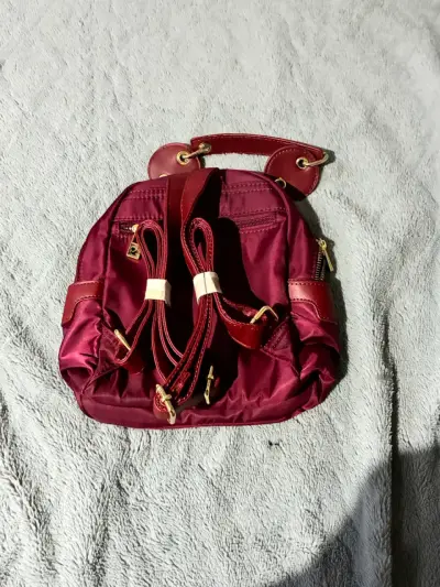 Mochila pequeña roja con detalles dorados - miniatura 2