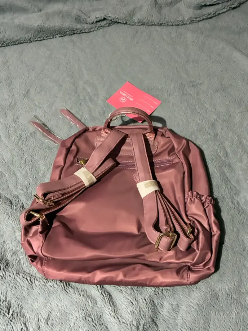 Mochila rosada con diseño elegante - 2