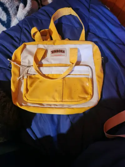Mochila amarilla con bolsillo transparente - miniatura 1