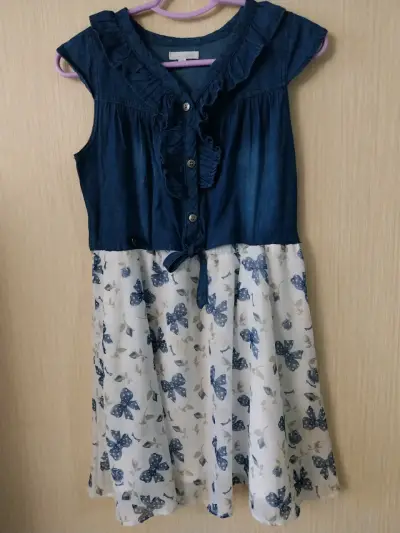 Vestido azul con estampado floral y chaleca blanca - miniatura 2