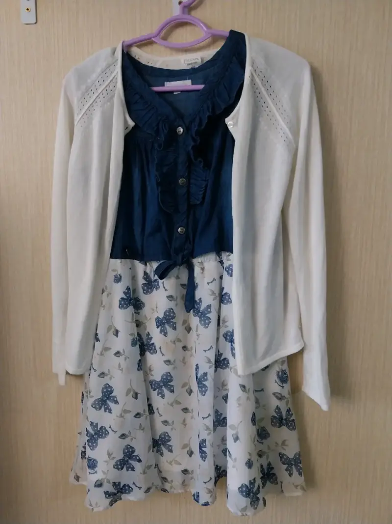 Vestido azul con estampado floral y chaleca blanca - 3