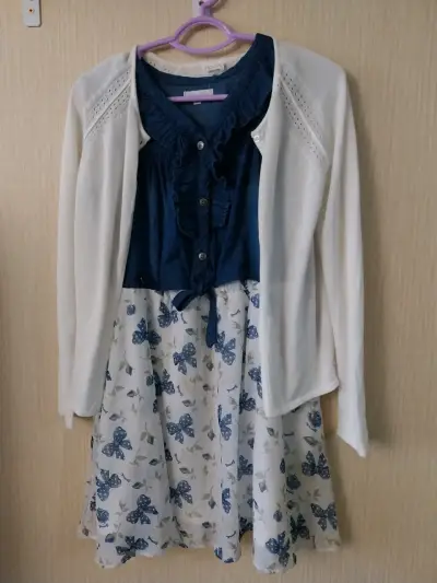 Vestido azul con estampado floral y chaleca blanca - miniatura 3