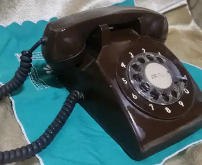 Teléfono antiguo de disco marrón - miniatura 2