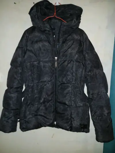 Chaqueta acolchada negra con capucha - miniatura 1