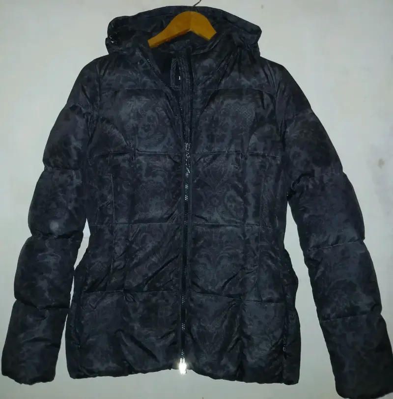 Chaqueta acolchada negra con capucha - 2