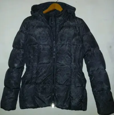 Chaqueta acolchada negra con capucha - miniatura 2