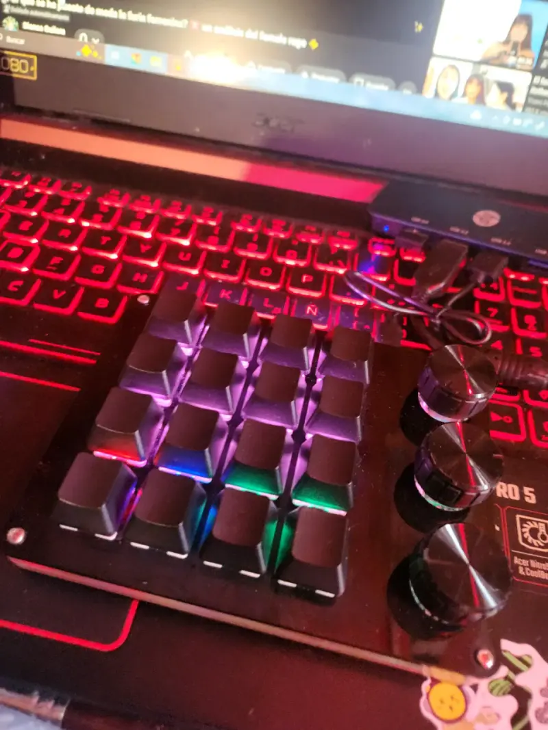Teclado macro personalizable con perillas RGB - 1