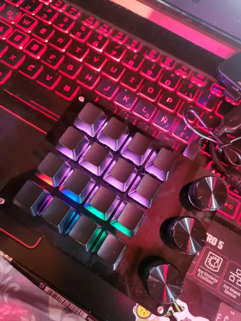 Teclado macro personalizable con perillas RGB - 2