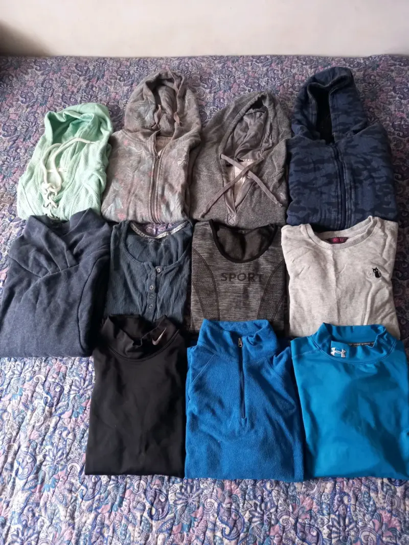 Lote de polerones y poleras deportivas para hombre - 1