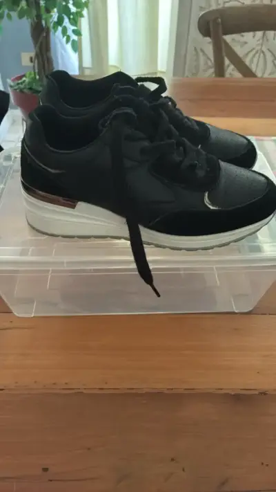 Zapatillas negras de cuero con plataforma - miniatura 2