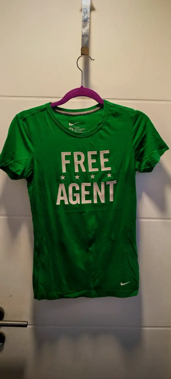 Polera Nike verde con estampado 'Free Agent' - 1