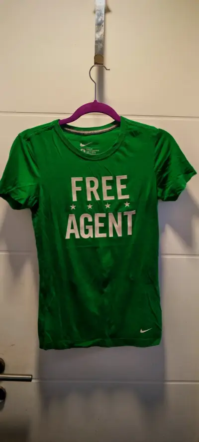 Polera Nike verde con estampado 'Free Agent' - miniatura 1