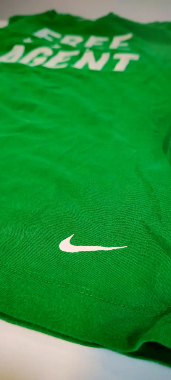 Polera Nike verde con estampado 'Free Agent' - 4