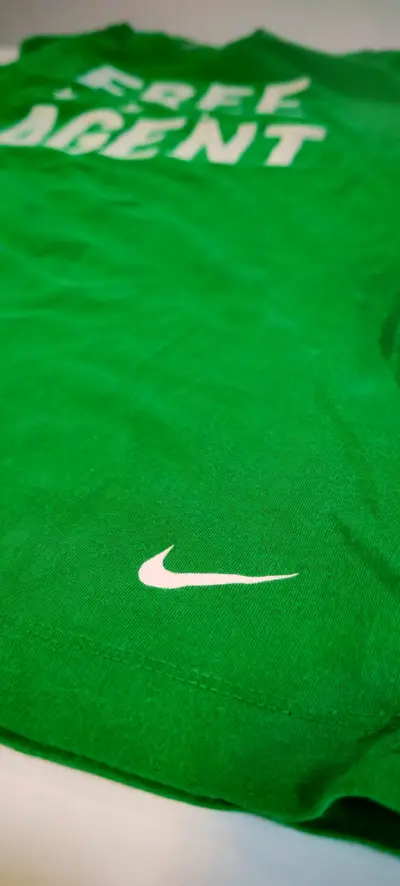 Polera Nike verde con estampado 'Free Agent' - miniatura 4